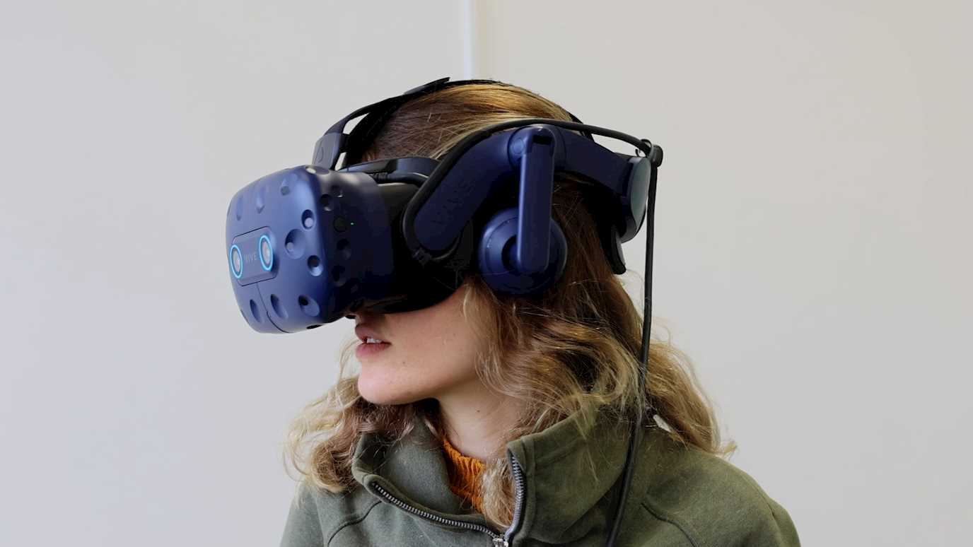 A student wearing a VR headset in Psychology